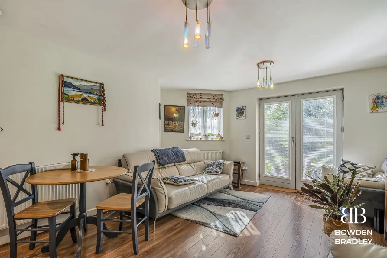 2 bed flat for sale — New Mossford Way, Barkingside, IG6