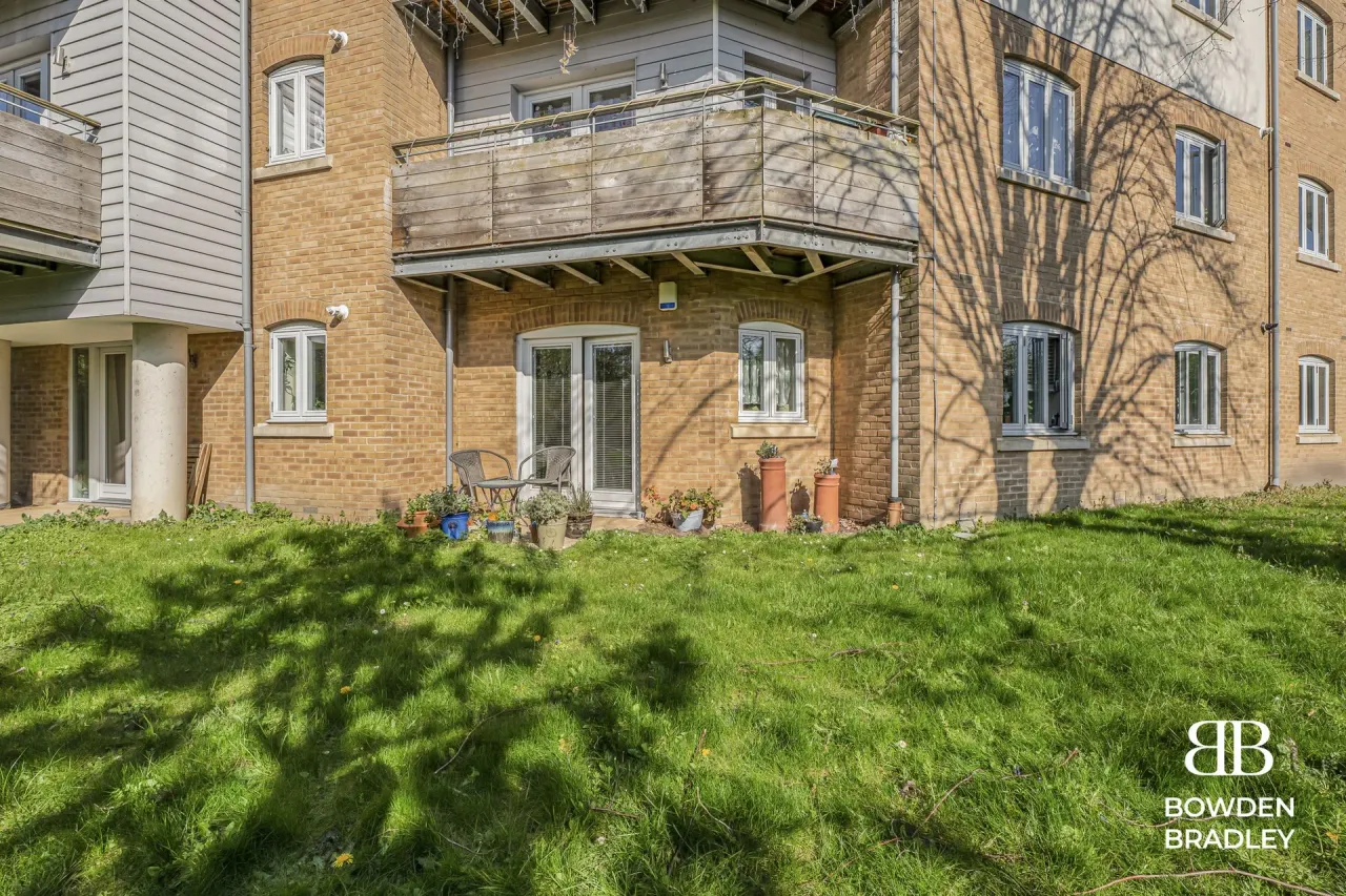 New Mossford Way, Barkingside, IG6, photo 2