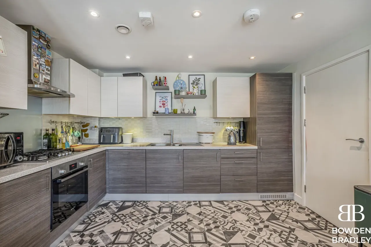 New Mossford Way, Barkingside, IG6, photo 5