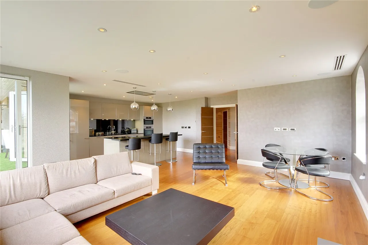 Murano House, 389 Cockfosters Road, Hadley Wood, Hertfordshire, EN4 0JS, photo 4