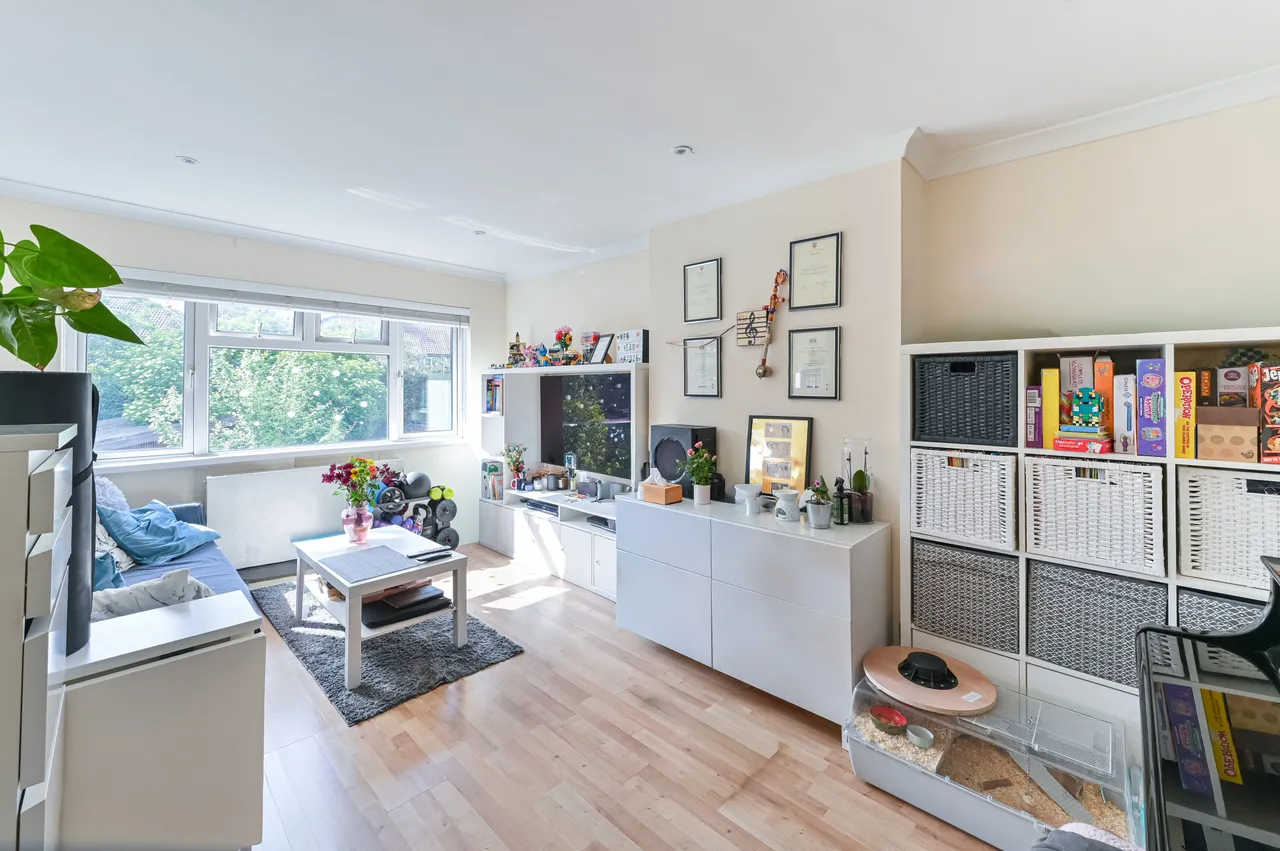 2 Karen Court, Brockley Rise, London, photo 2