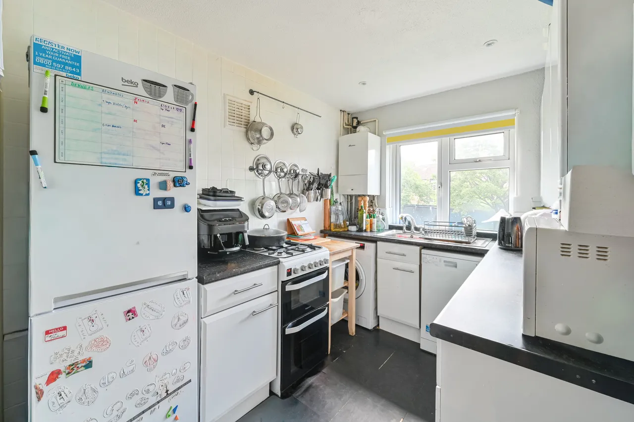 2 Karen Court, Brockley Rise, London, photo 4