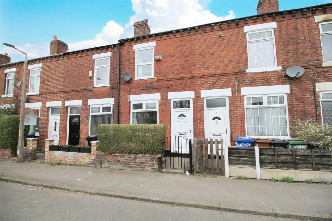 2 bed house to rent, Vernon Road, Bredbury