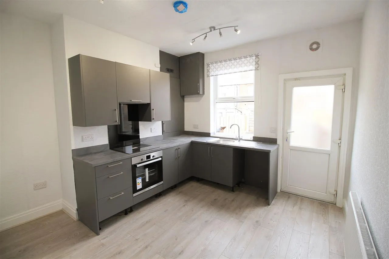 Vernon Road, Bredbury, photo 2