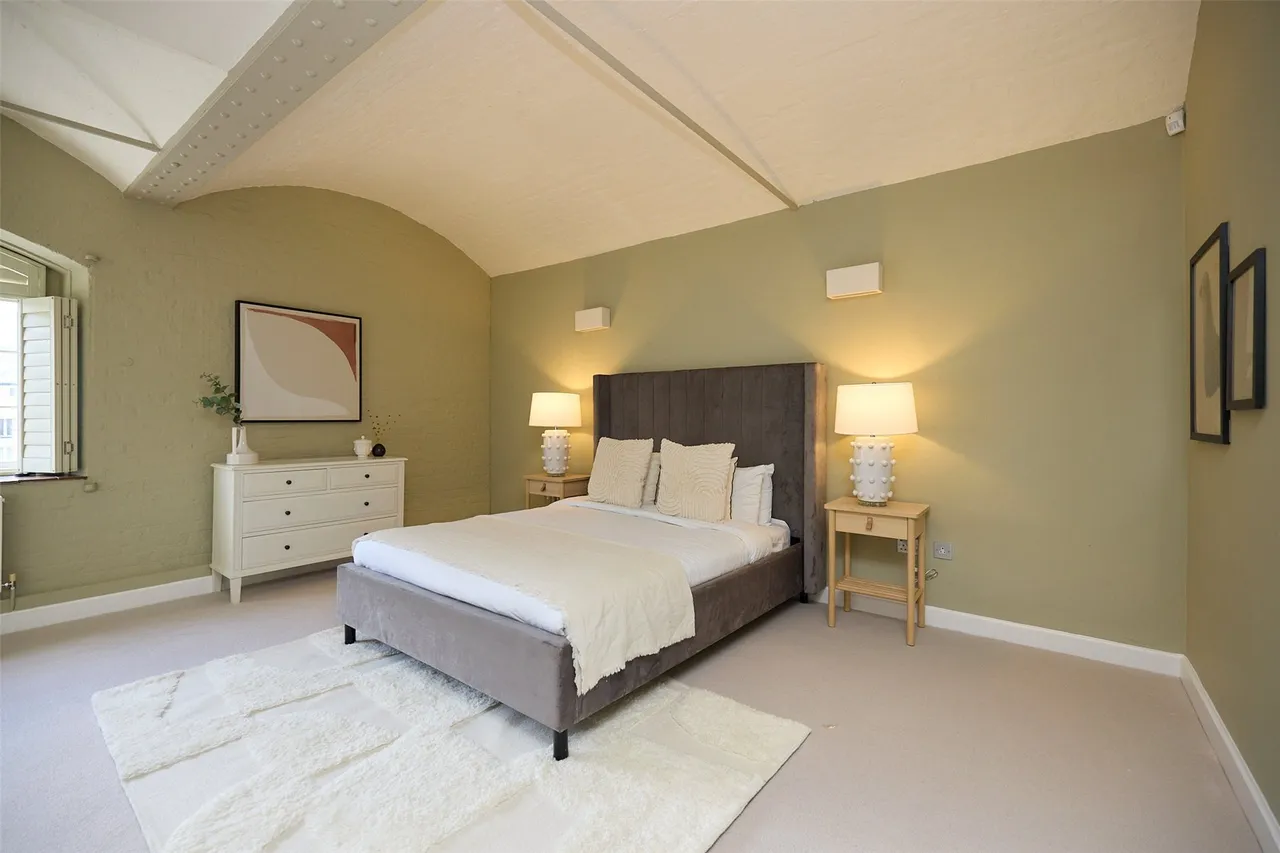 East Smithfield, Saint Katherine Docks, E1W, photo 13