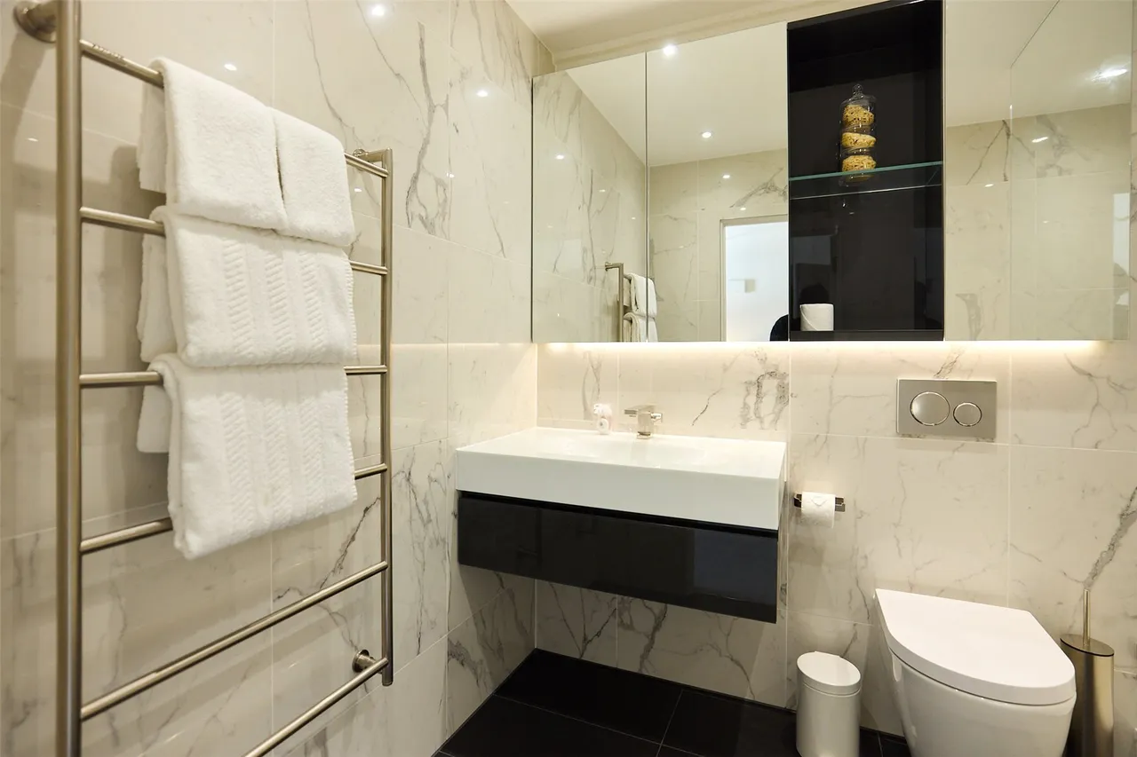 East Smithfield, Saint Katherine Docks, E1W, photo 19