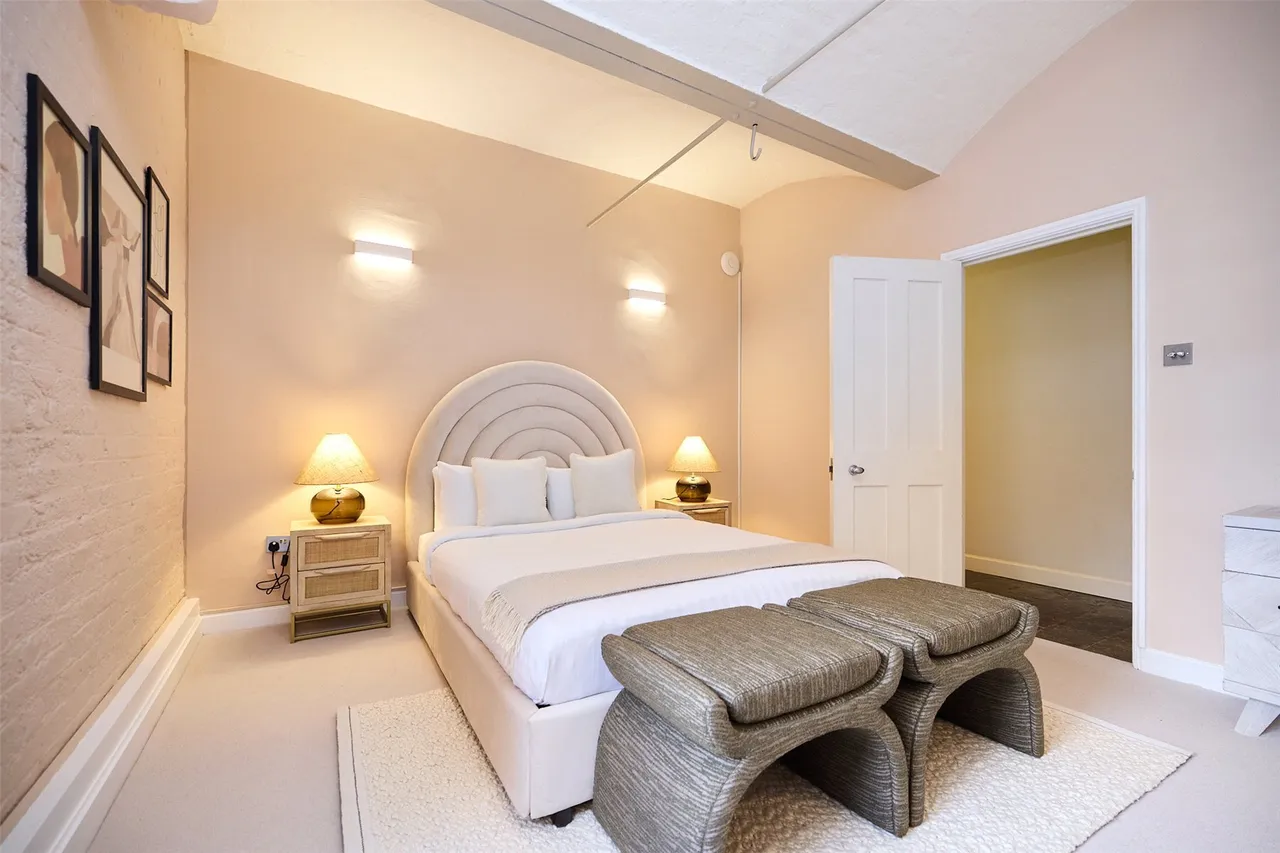 East Smithfield, Saint Katherine Docks, E1W, photo 12