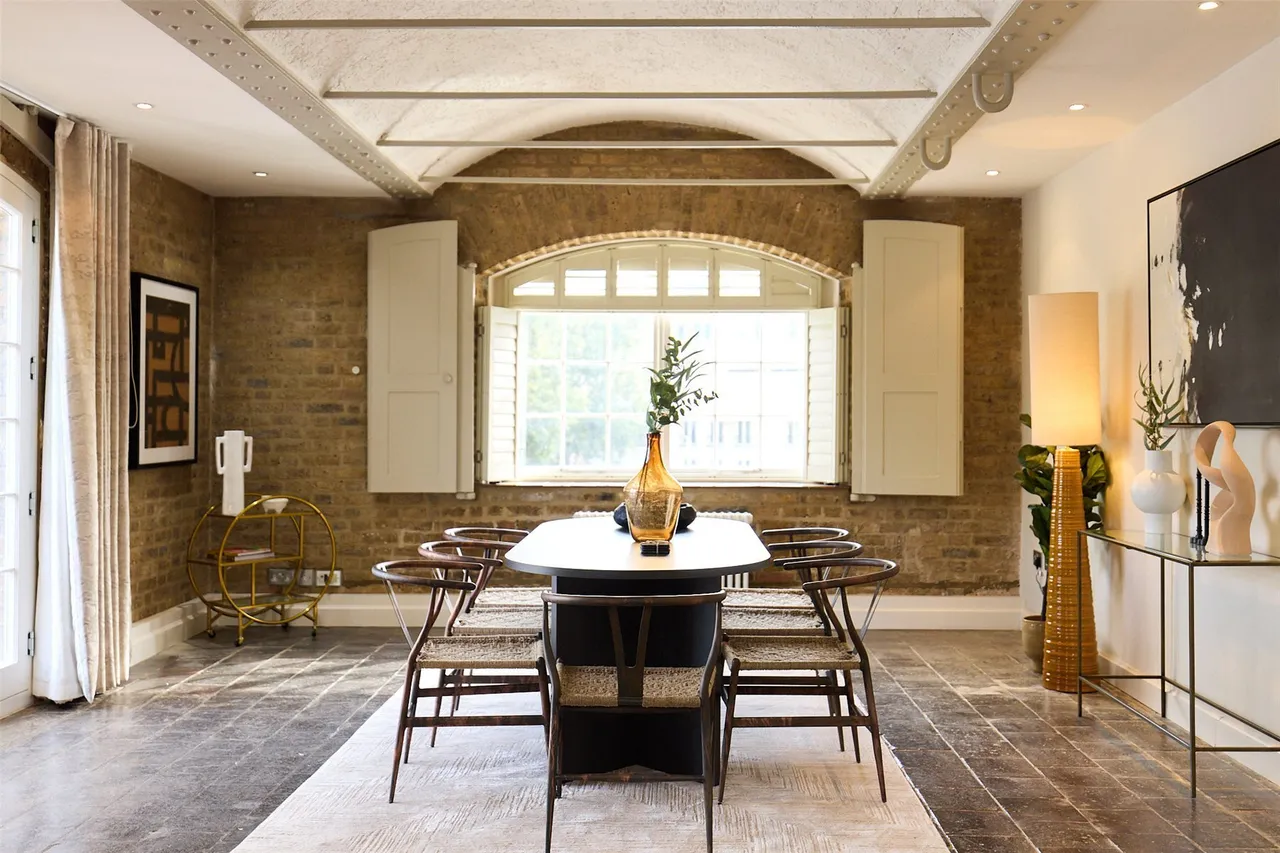 East Smithfield, Saint Katherine Docks, E1W, photo 6