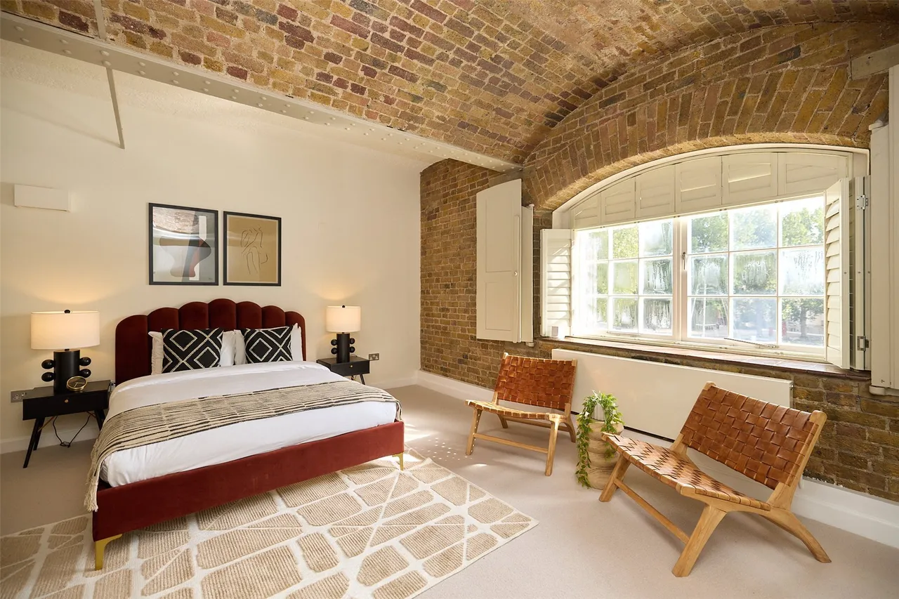East Smithfield, Saint Katherine Docks, E1W, photo 9