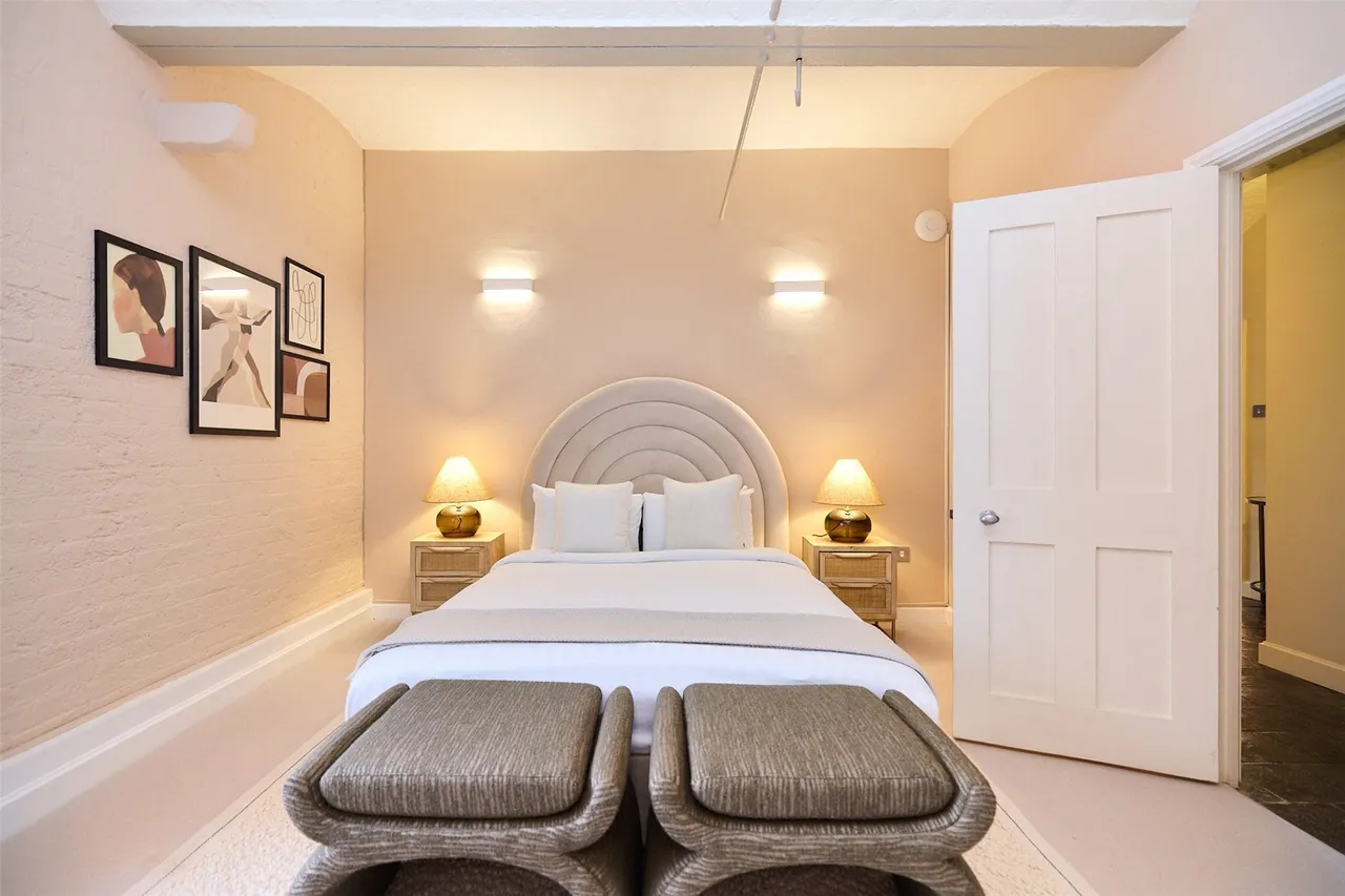 East Smithfield, Saint Katherine Docks, E1W, photo 11