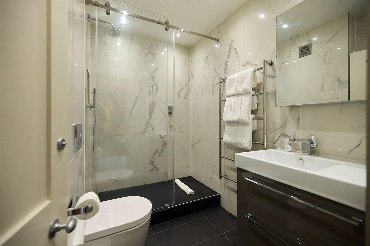East Smithfield, Saint Katherine Docks, E1W, photo 21