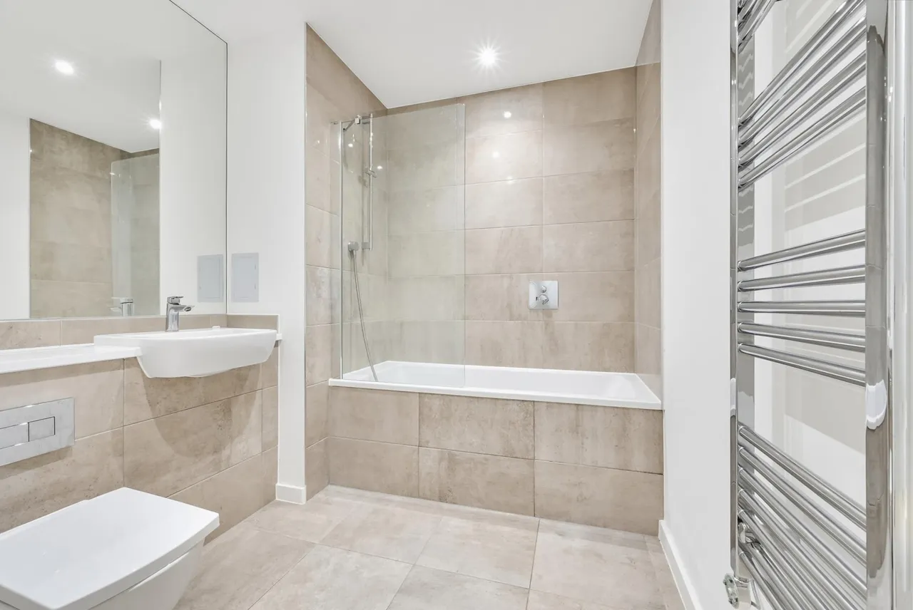 Heartwell Avenue, London, E16, photo 8