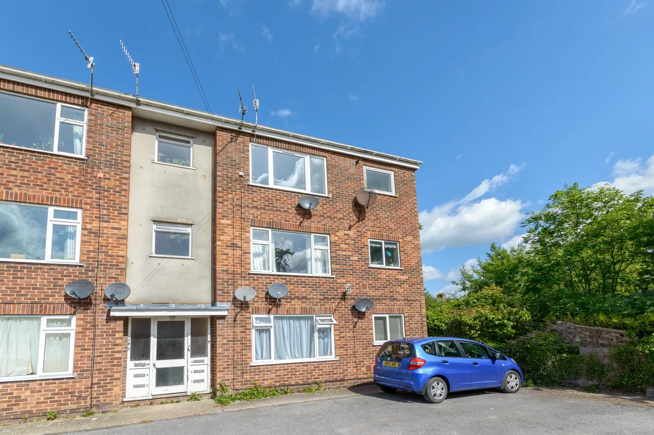 2 bed property to rent — Centurion Close, SALISBURY