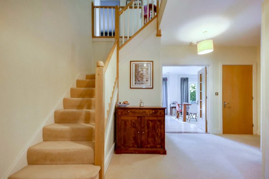 Rowplatt Close, Felbridge, RH19, photo 7