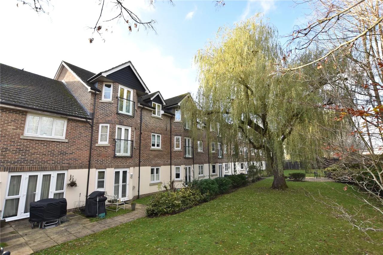 2 bed flat for sale — Scholars Walk, Farnborough, Hampshire, GU14 8UL