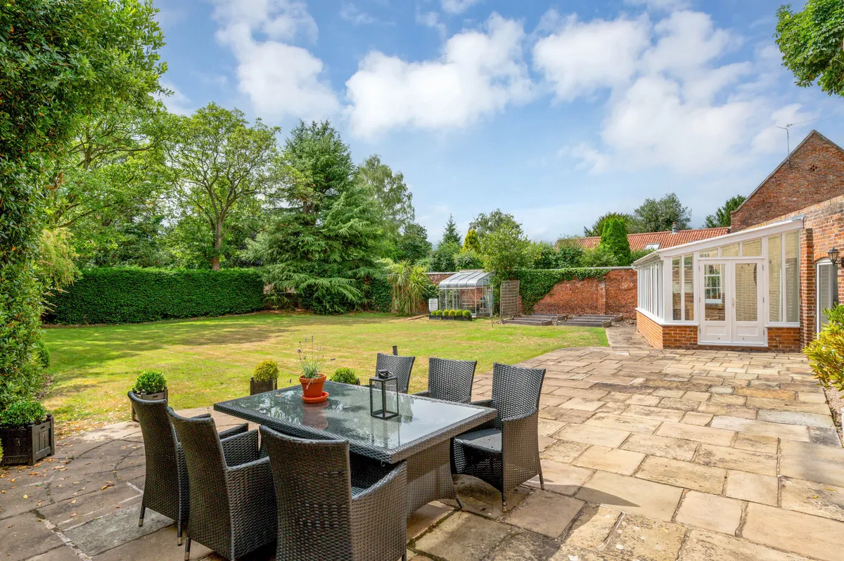 Main Street, Farndon, NG24, photo 27