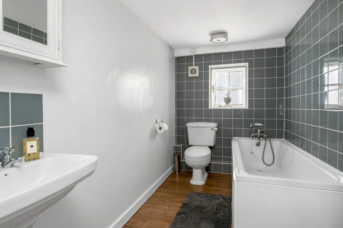 Main Street, Farndon, NG24, photo 24