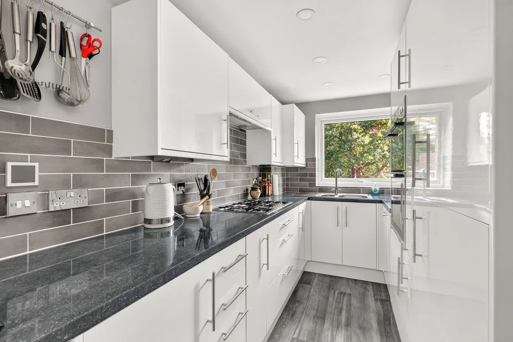 Priory Close, Walton-On-Thames, KT12, photo 2