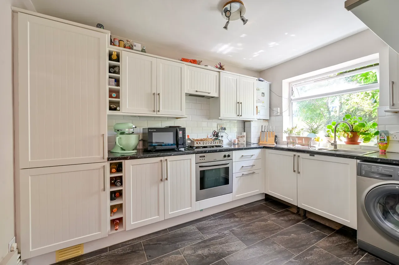 Flat 1, 100 Haydon Park Road, London, photo 2