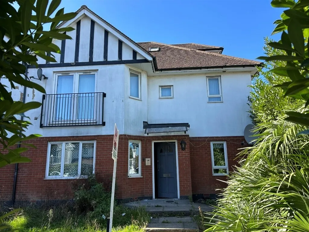 2 bed flat for sale, Edgwarebury Gardens, Edgware, HA8
