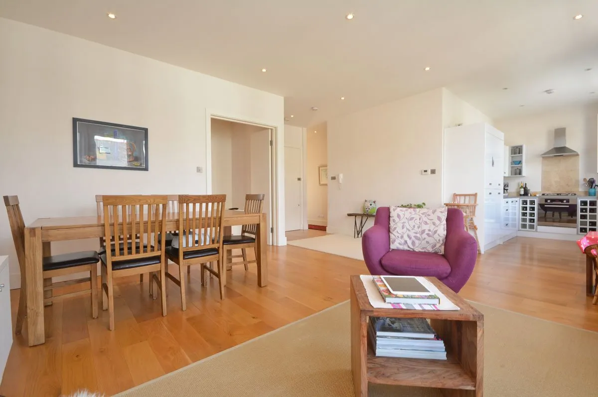 3 bed flat to rent — Broomwood Road, Clapham, London, SW11