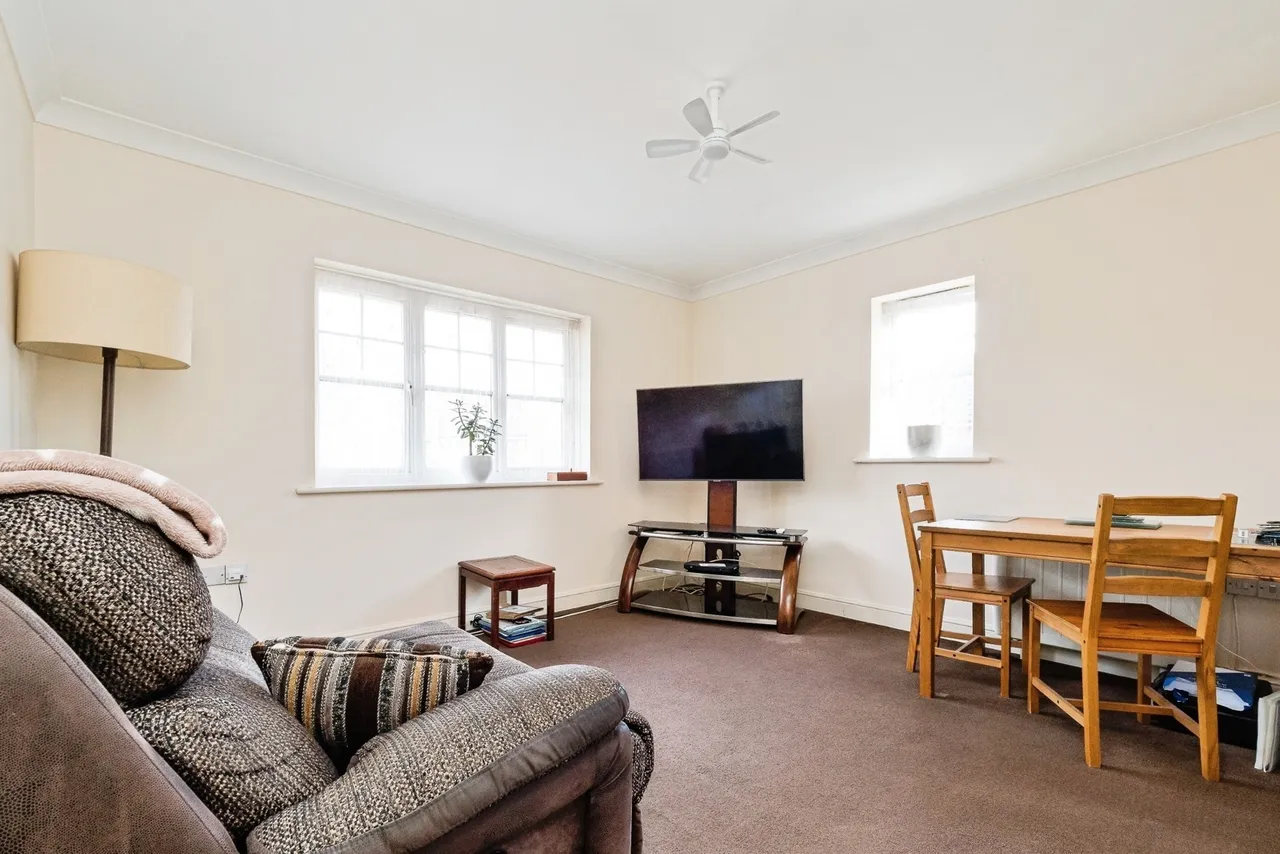 Caspian Way, Purfleet-on-Thames, Essex, RM19, photo 2
