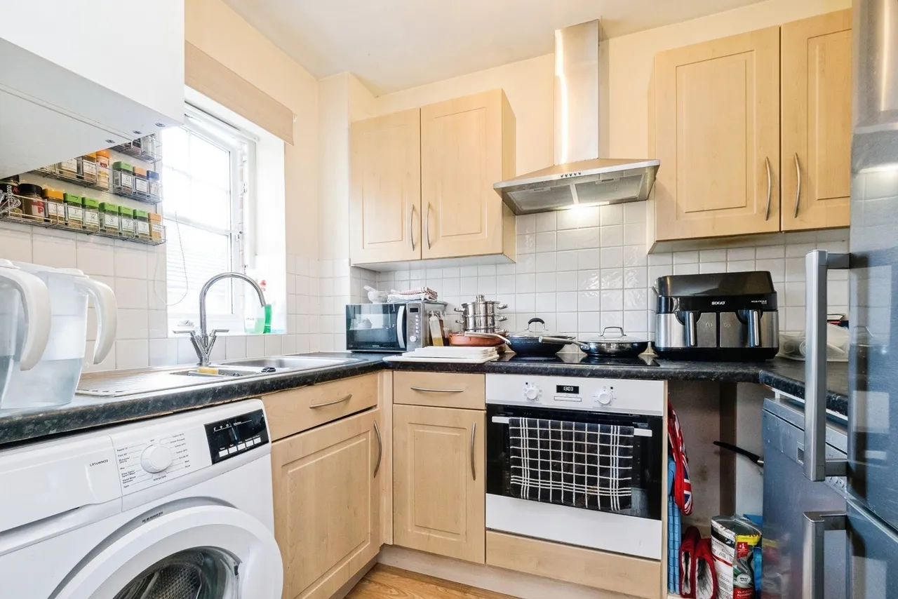 Caspian Way, Purfleet-on-Thames, Essex, RM19, photo 3
