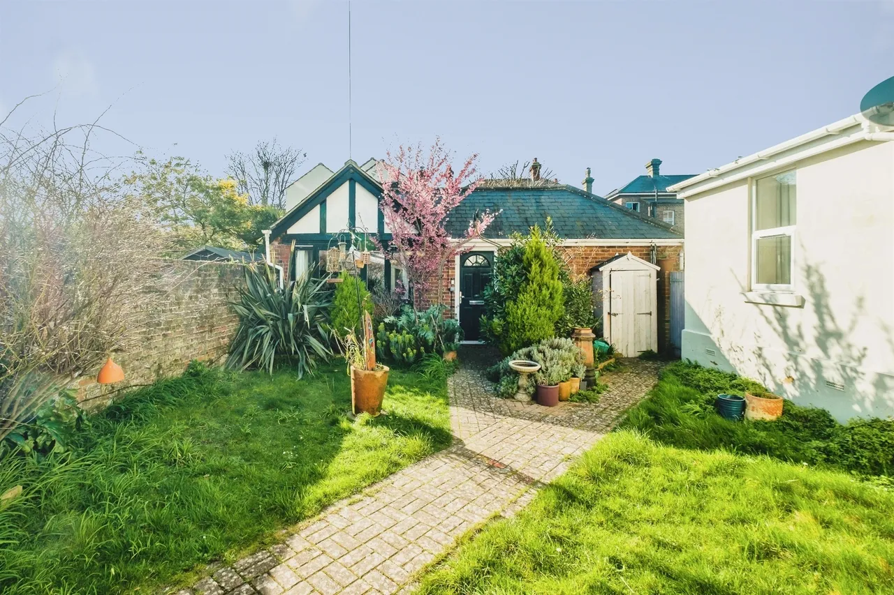 1 bed house for sale, Tennyson Road, Worthing, BN11