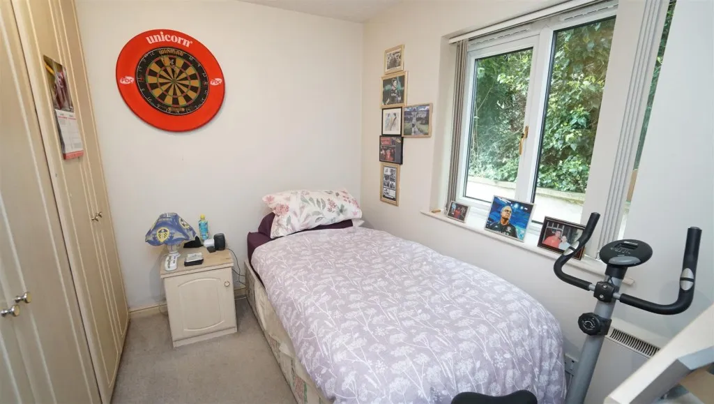 Nialls Court, Thackley, photo 9