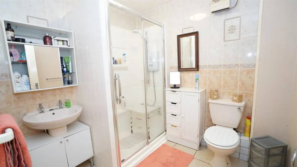Nialls Court, Thackley, photo 10
