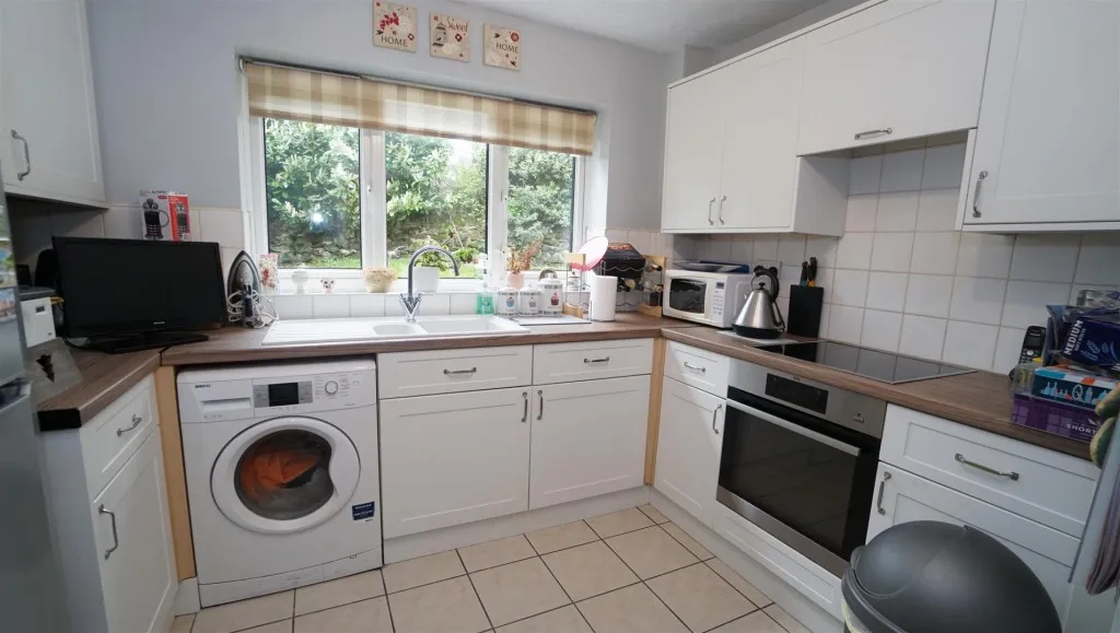Nialls Court, Thackley, photo 4