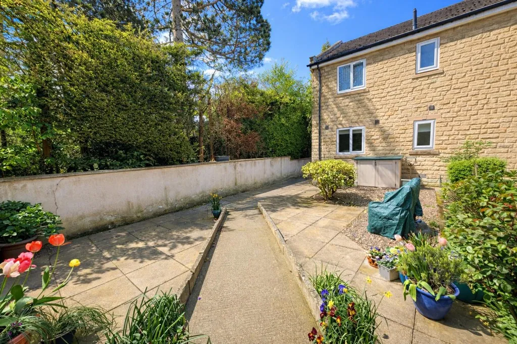 2 bed flat for sale, Nialls Court, Thackley