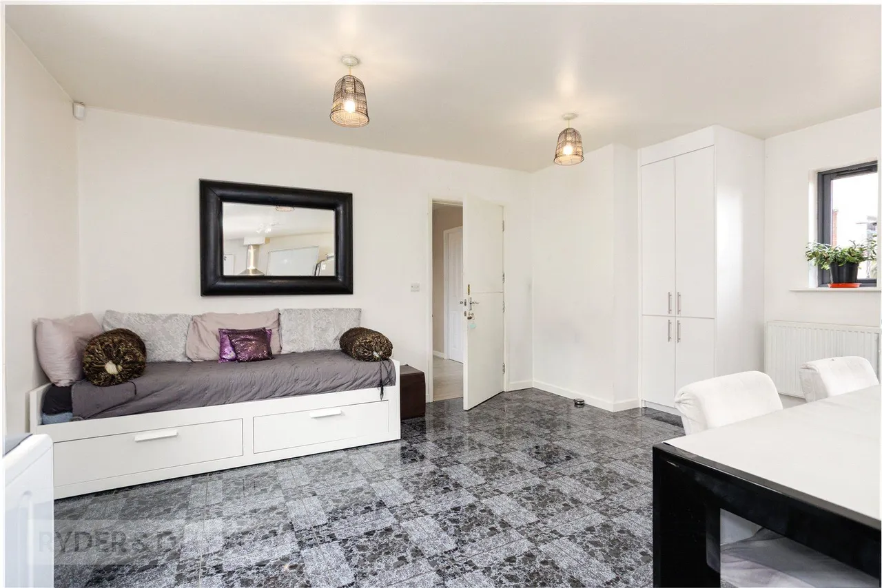 Olivers Court, Oldham, OL9, photo 11