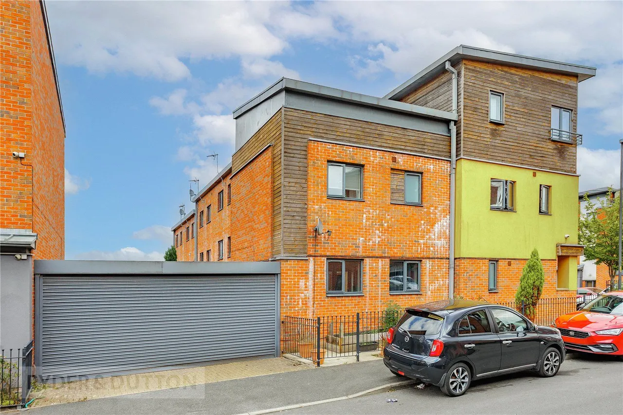 Olivers Court, Oldham, OL9, photo 2
