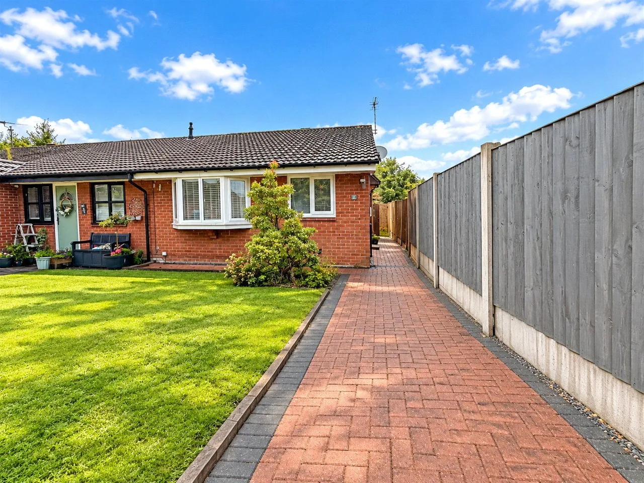 2 bed house for sale, Violet Way, Middleton, M24