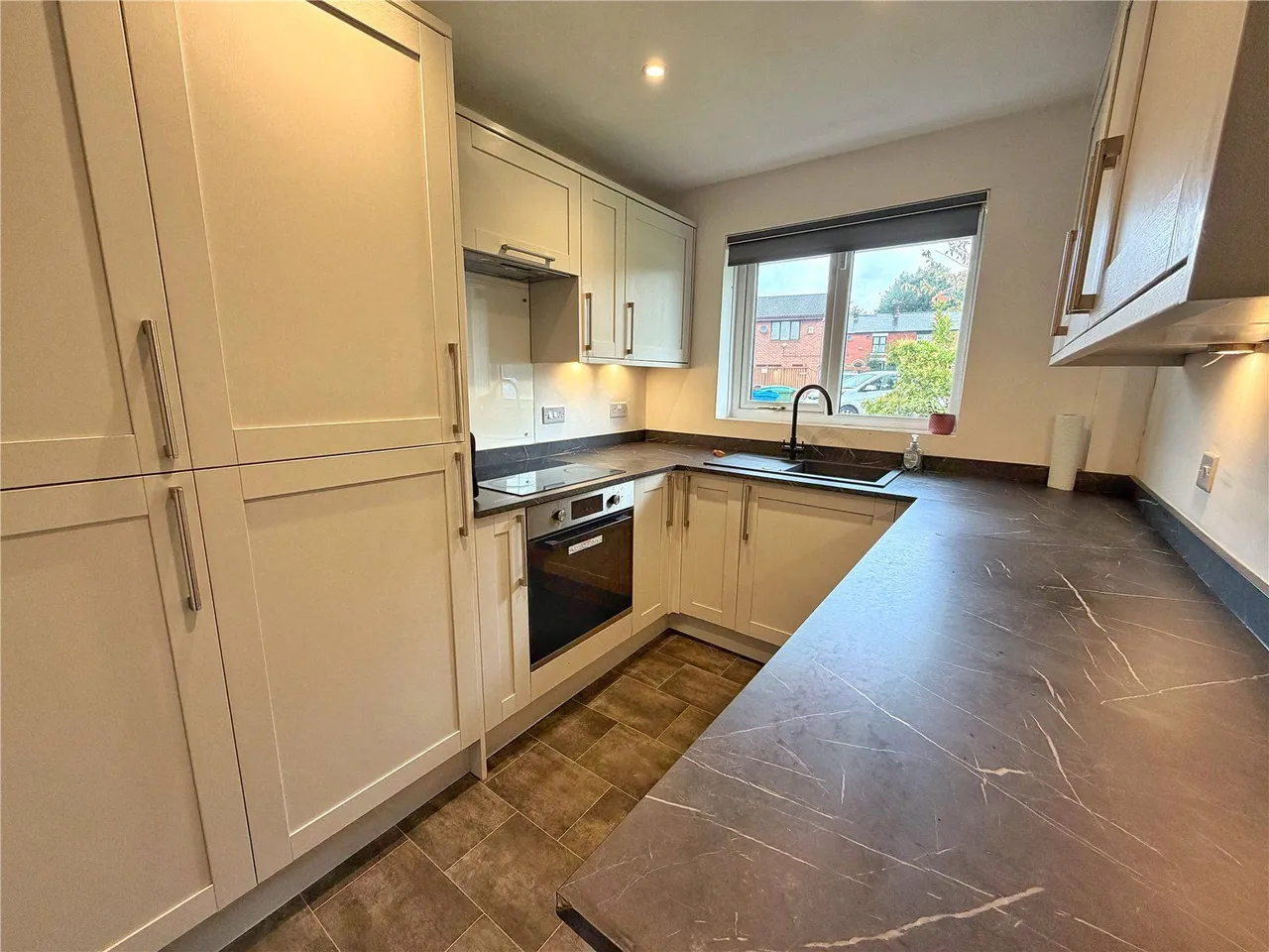 Violet Way, Middleton, M24, photo 6