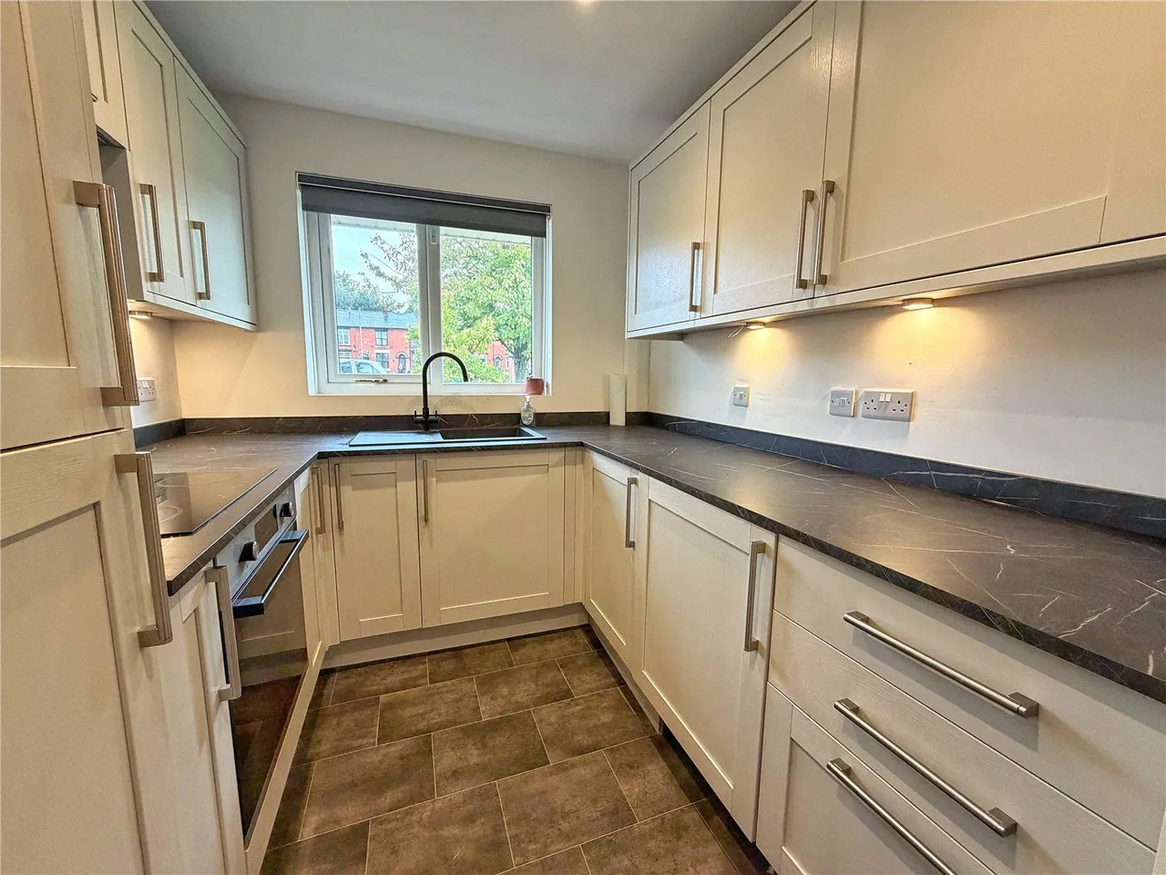 Violet Way, Middleton, M24, photo 7