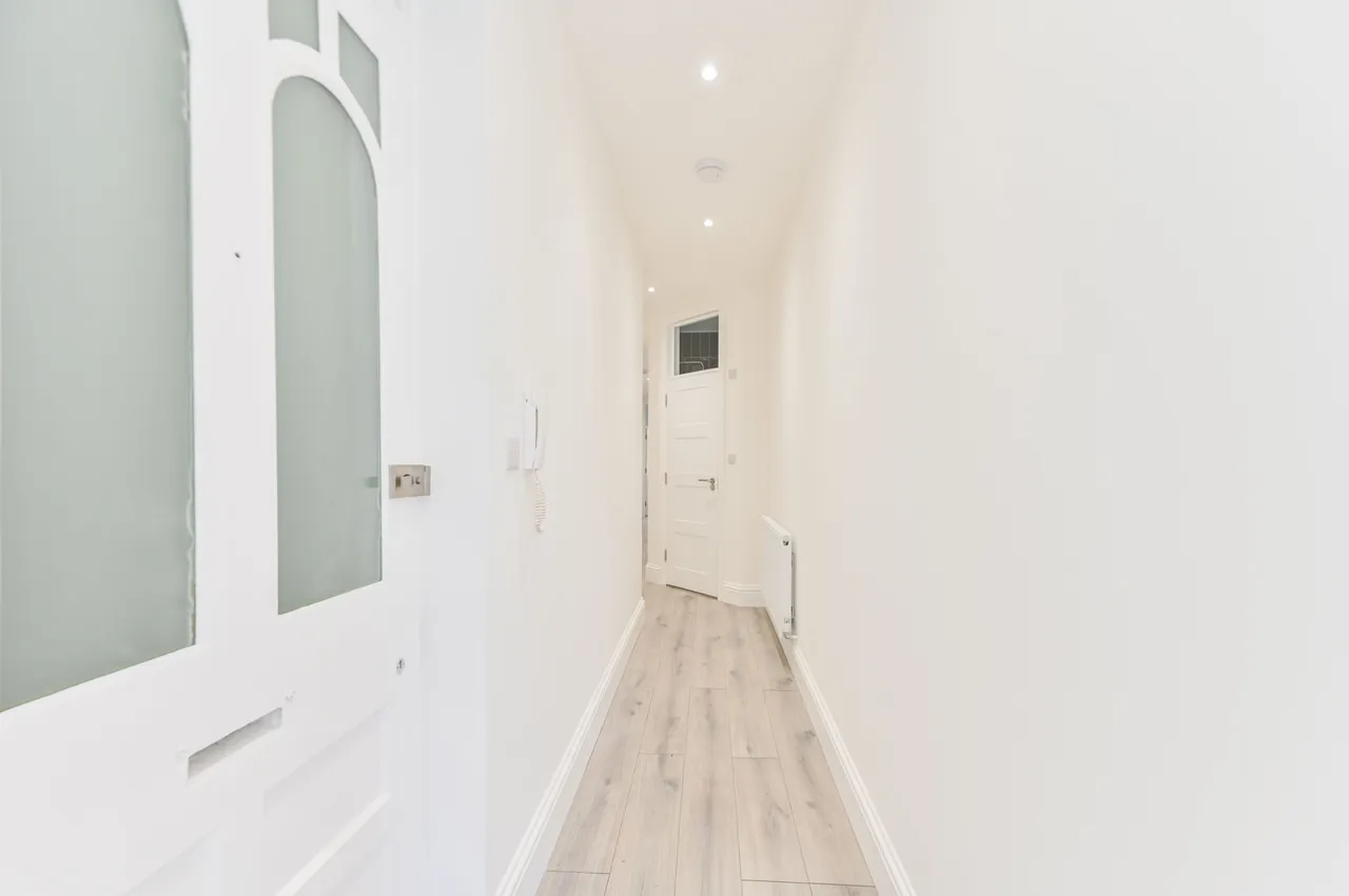 6 Brondesbury Park Mansions, 132 Salusbury Road, London, photo 5