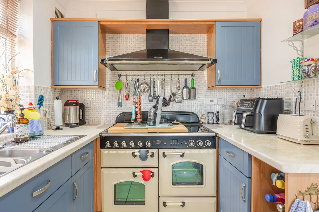 Landor Road, Whitnash, photo 9