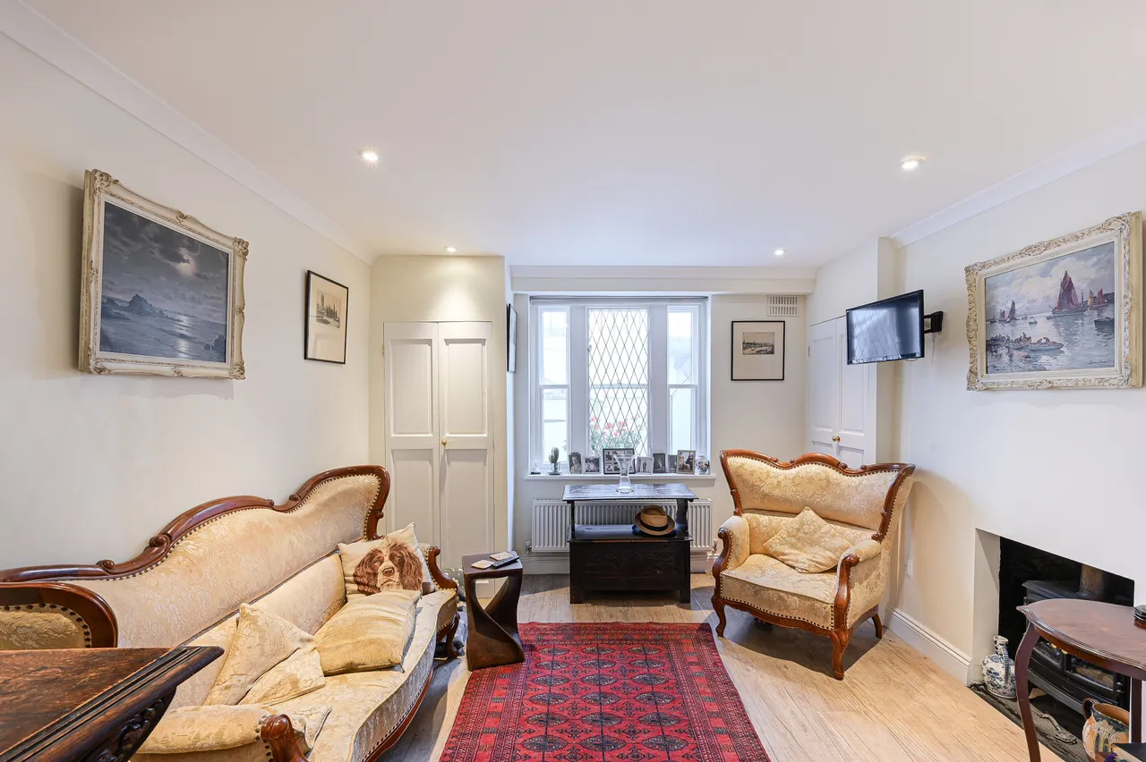 flat for sale — Flat 1, 40-42 Sutherland Street, London