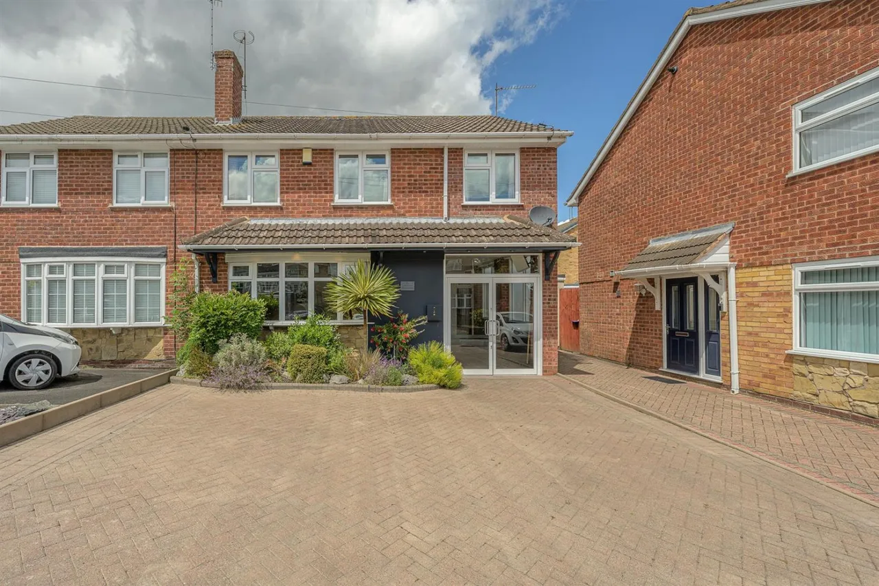 4 bed house for sale — Oakleighs, Stourbridge, DY8 5JA