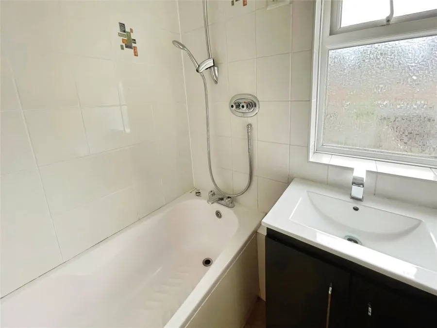 with 2 bedrooms in Old Harlow, CM17, photo 11