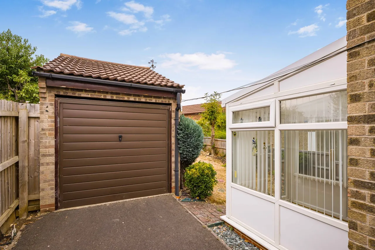 Carlisle Close on Barrowby Gate in Grantham, photo 6