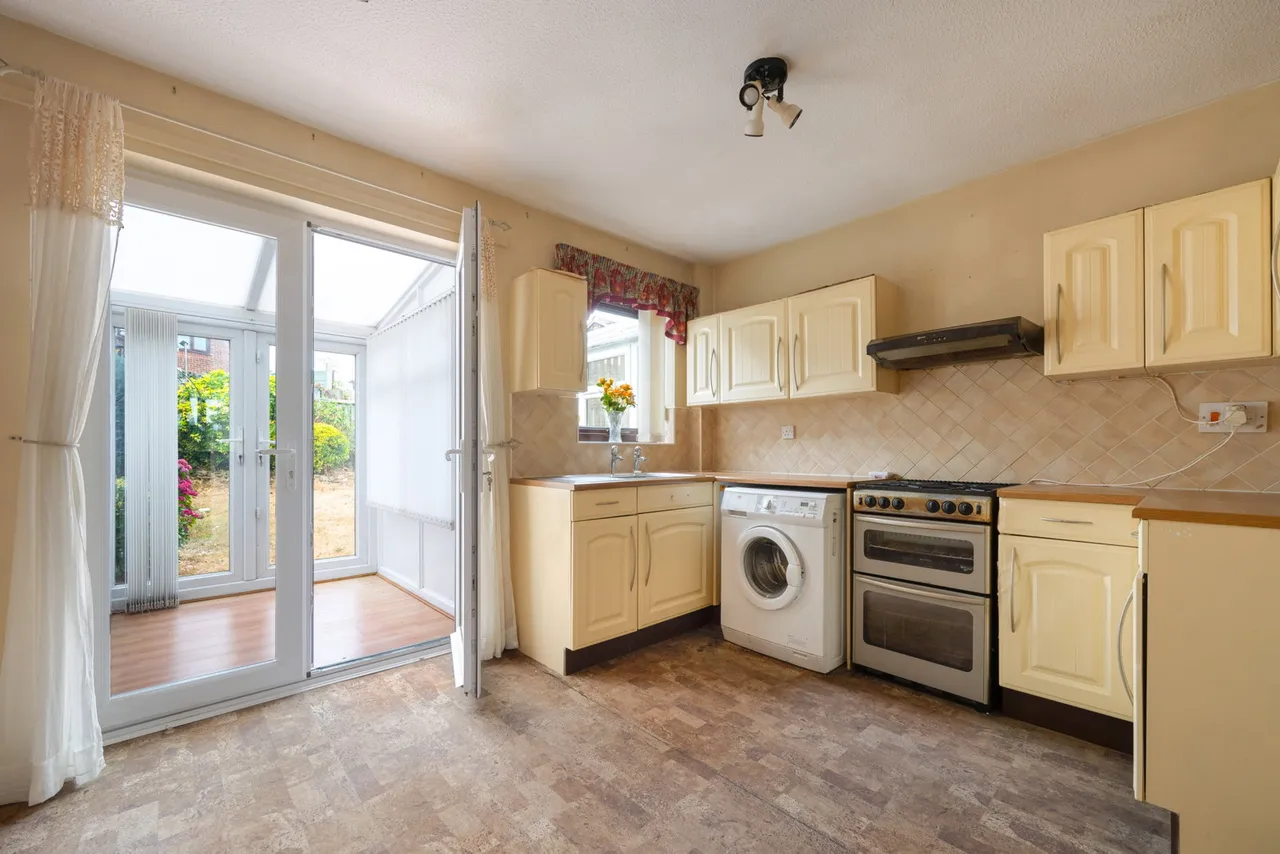 Carlisle Close on Barrowby Gate in Grantham, photo 8
