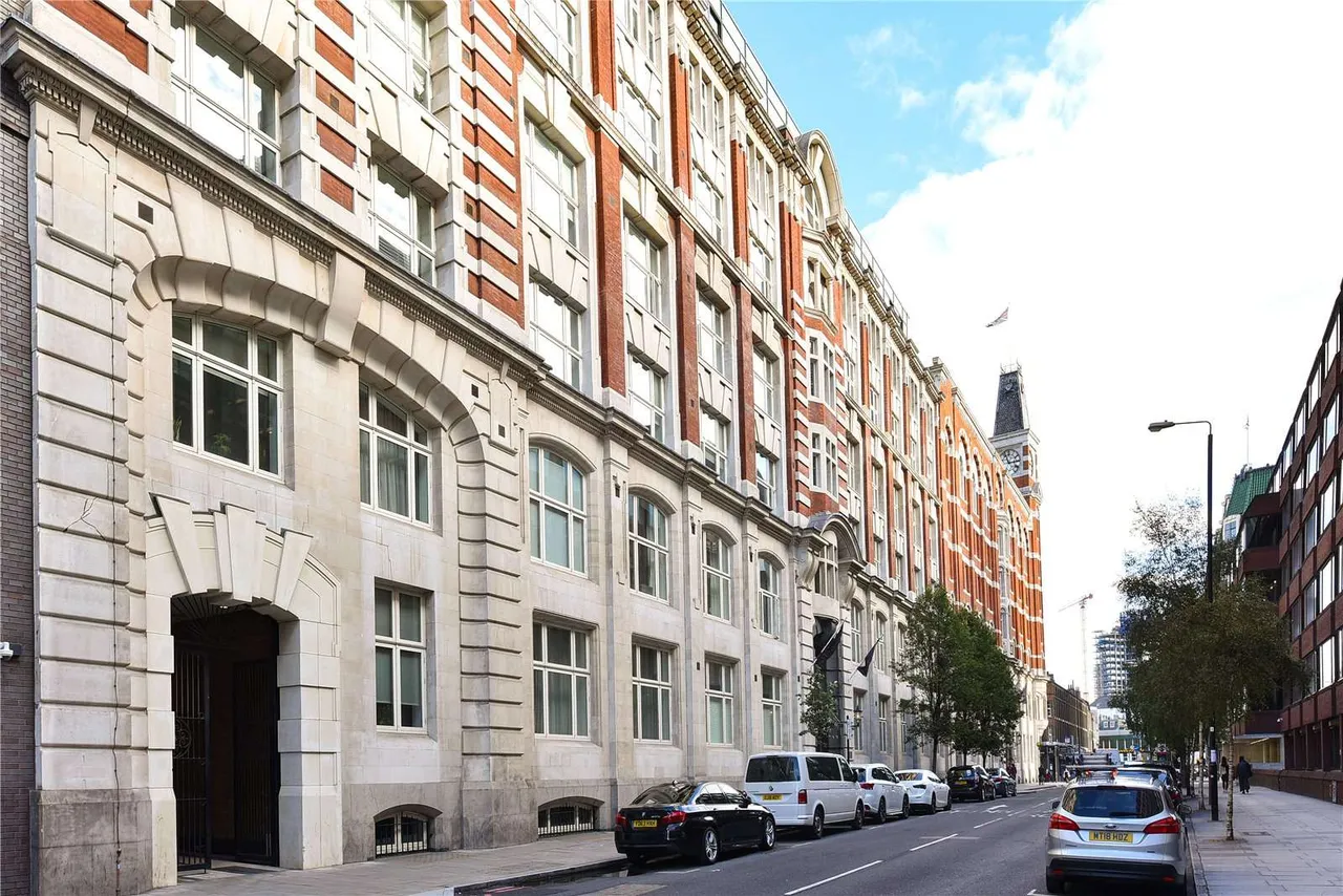1 bed flat for sale — Leman Street, London, E1 8EY