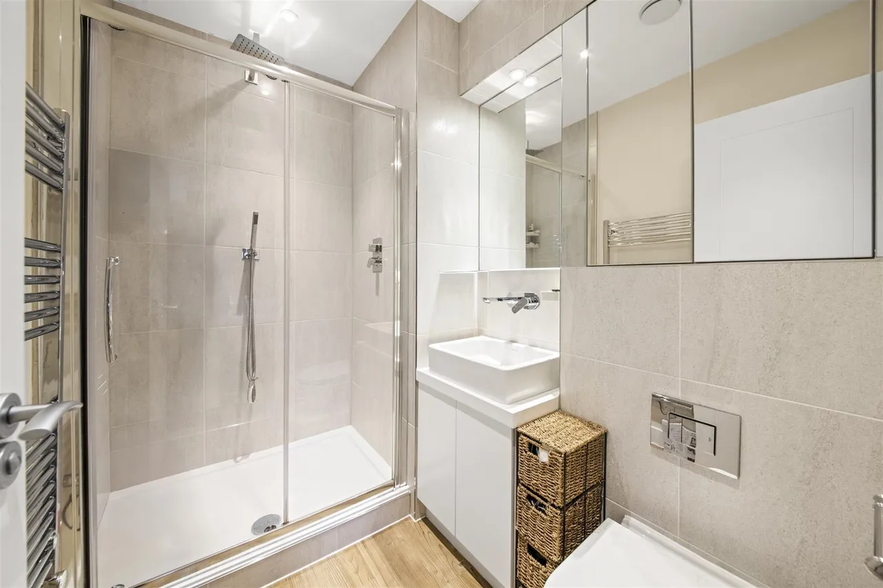 Frazer Nash Close, Isleworth, photo 11