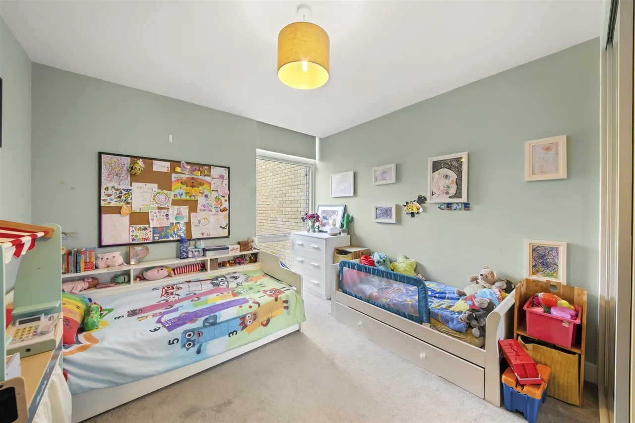 Frazer Nash Close, Isleworth, photo 9