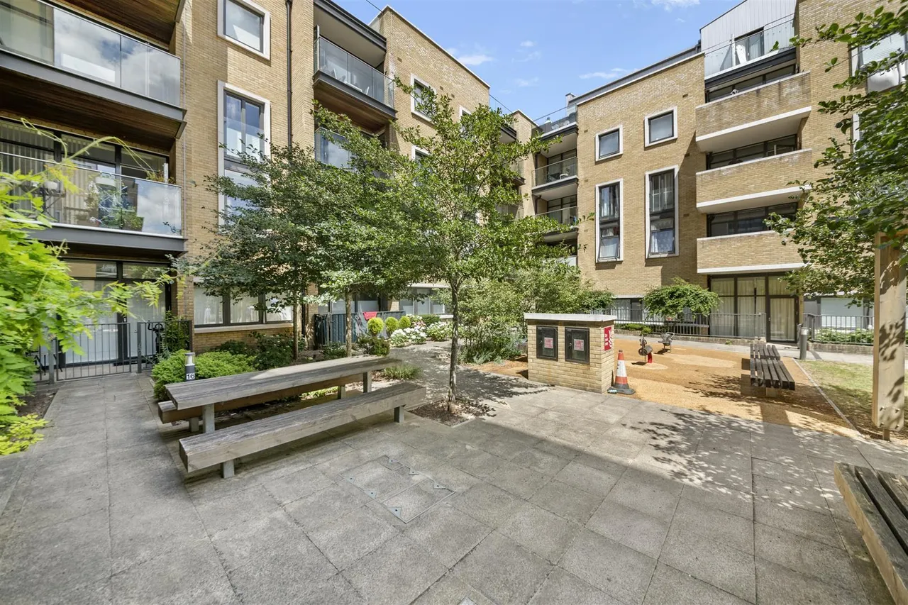 Frazer Nash Close, Isleworth, photo 15