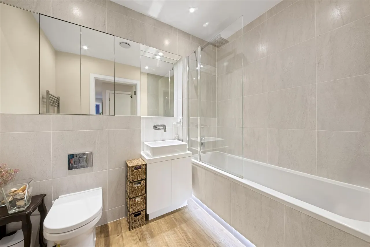 Frazer Nash Close, Isleworth, photo 10