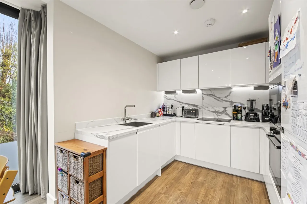Frazer Nash Close, Isleworth, photo 5